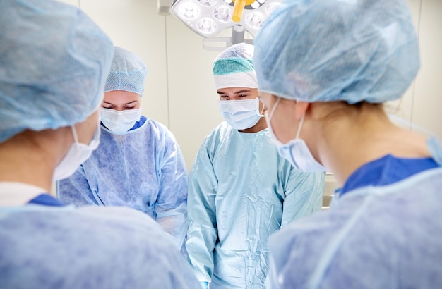 Chirurgia, medycyna i ludzie pojęć, - grupa chirurdzy przy operacją w sala operacyjnej przy szpitalem
