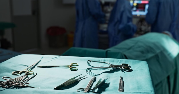 Chirurgia zdrowia i narzędzia w sali operacyjnej pomoc w medycynie z leczeniem i zbliżeniem sprzętu na stole Metalowy instrument medyczny i chirurgiczny z lekarzem ludzie w szpitalu dla opieki zdrowotnej