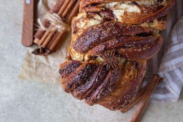 Chleb babka lub brioche z cynamonem i brązowym cukrem