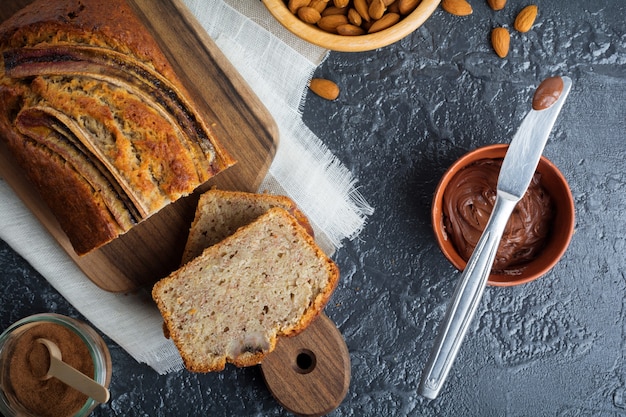 Zdjęcie chleb bananowy i banany