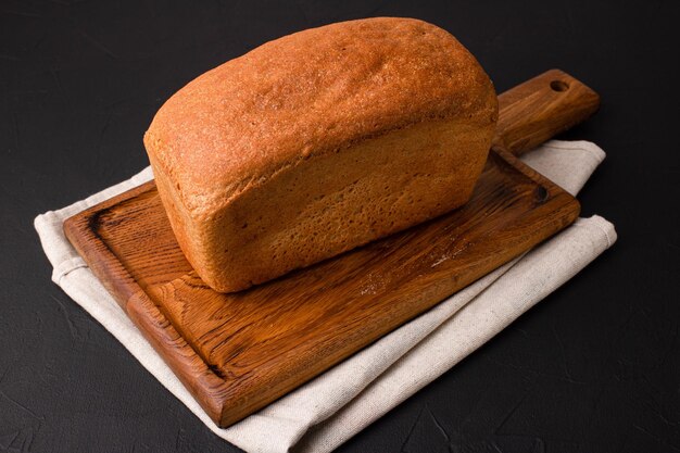 Chleb chlebowy na czarnym tle kuchnia gruzińska