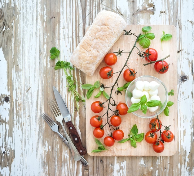 Chleb Ciabatta z serem bazylia i mozzarellą