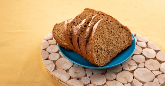Chleb krojonego w plasterki całego żyta dla zdrowej diety; węglowodany