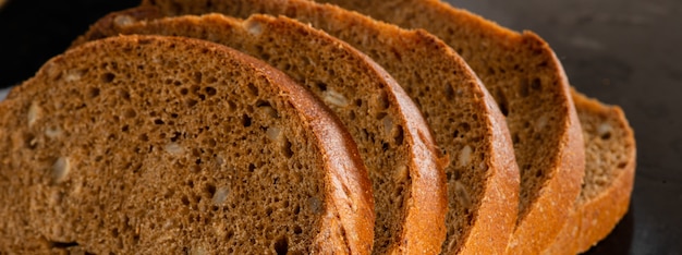 Chleb krojonego w plasterki całego żyta dla zdrowej diety; węglowodany
