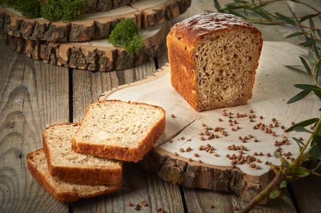 Zdjęcie chleb na drewnianym talerzu