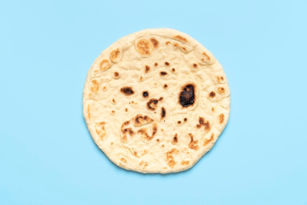 Zdjęcie chleb naan wyizolowanych na niebieskim tle indian flatbread powy?ej widoku