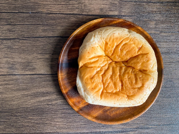 Chleb pełnoziarnisty na stole gotowy do spożycia