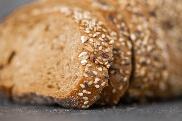 Chleb pełnoziarnisty w plastrach z płatkami owsianymi Chleb pełnoziarnisty