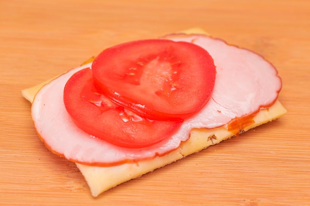 Chleb pełnoziarnisty z szynką pomidorową i serem