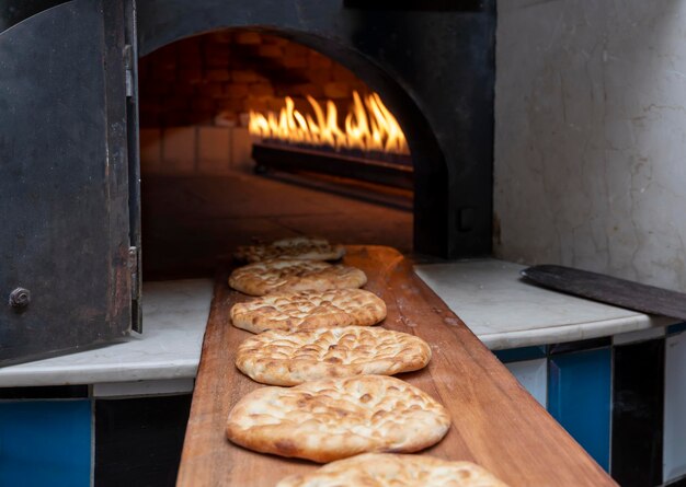 Zdjęcie chleb pita w piekarniku