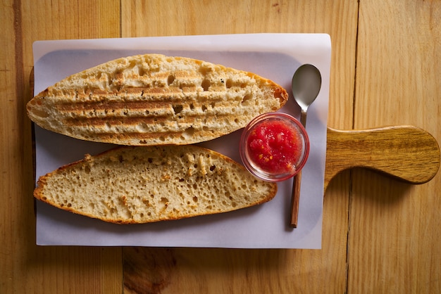 Chleb plastry śniadanie z pomidorami