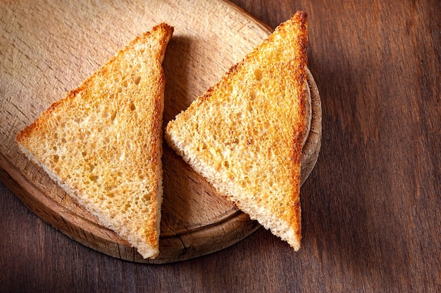 Chleb tostowy na drewnianym tle