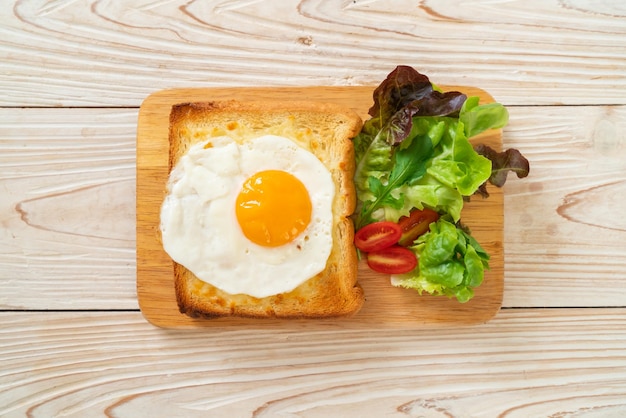 Chleb tostowy z serem i jajkiem sadzonym