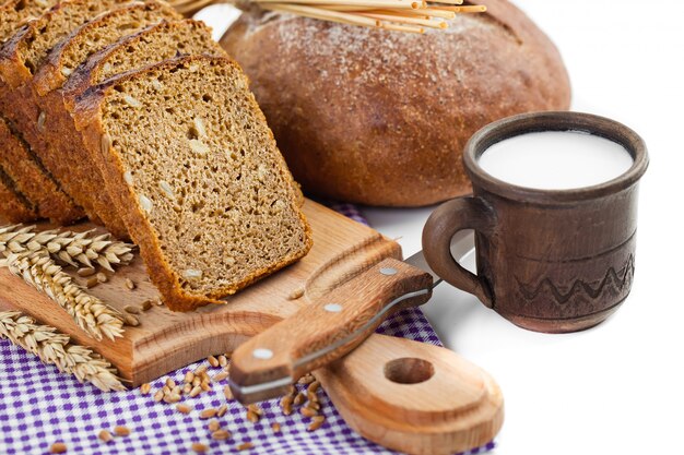 Zdjęcie chleb w kompozycji z akcesoriami kuchennymi na stole