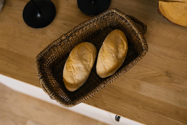 Chleb w koszyku. w kuchni bochenek, domowe ciasta. pyszne produkty mączne