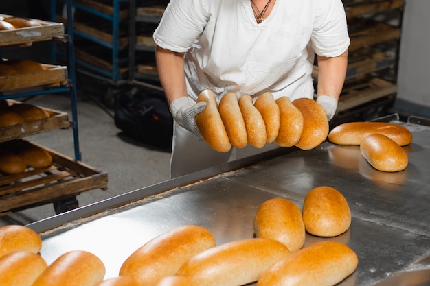 Chleb W Rękach Piekarza. Gorący Piec Z Piekarnika. Przemysłowa Produkcja Chleba