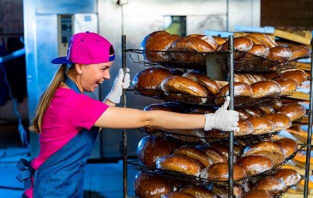 Chleb W Rękach Piekarza Na Tle Pieca Przemysłowego Przemysłowa Produkcja Chleba