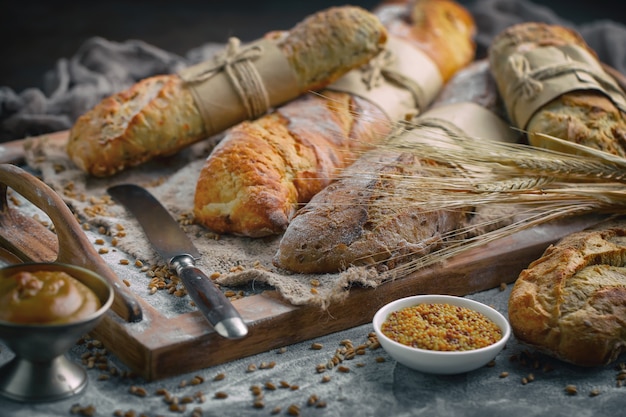 Chleb Z Akcesoriami Kuchennymi Na Stole