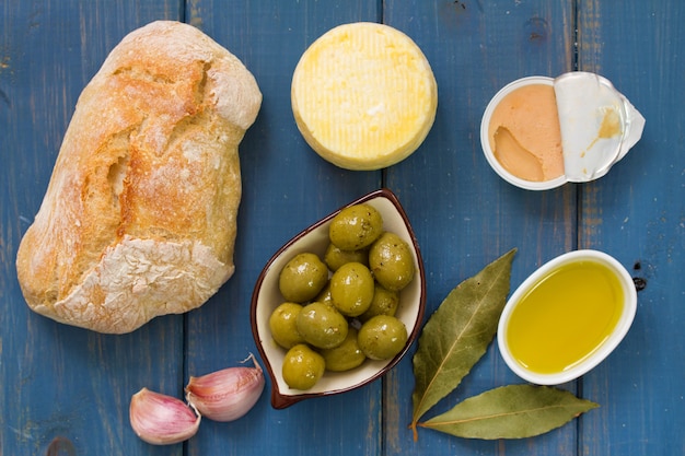 Chleb z oliwkami, pasztetem i oliwą z oliwek