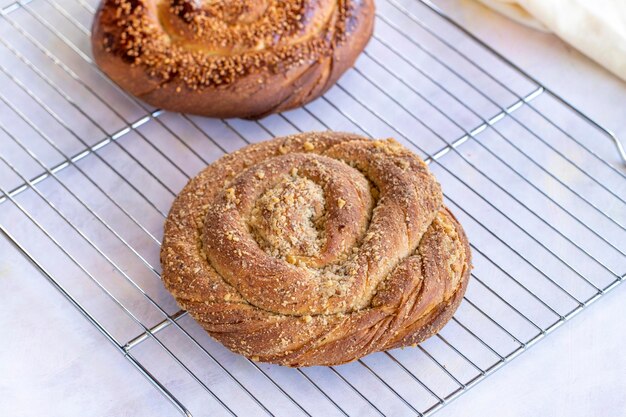 Chleb z orzechami i herbatą tahini Kuchnia śródziemnomorska i bliskowschodnia