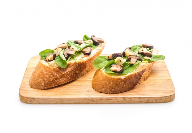 Zdjęcie chleb z rakietą i grzybem shiitake