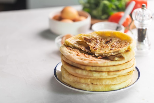 Chleb z serem Khachapuri, tradycyjne kaukaskie jedzenie na białym tle