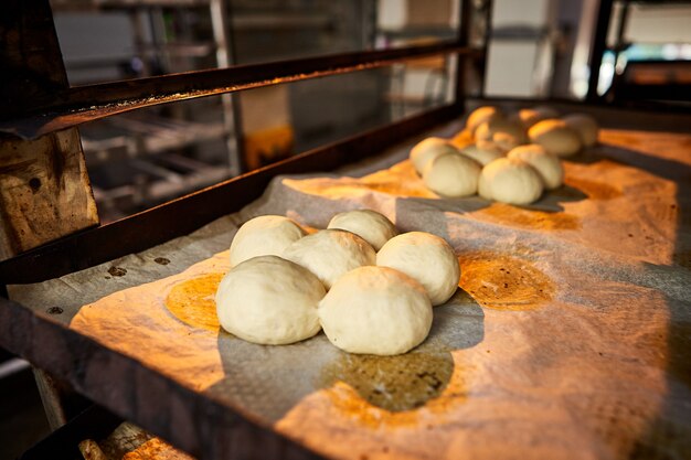Chleb Z Surowego Ciasta Na Blasze Piekarnika Przed Pieczeniem W Piecu W Zakładzie Produkcyjnym
