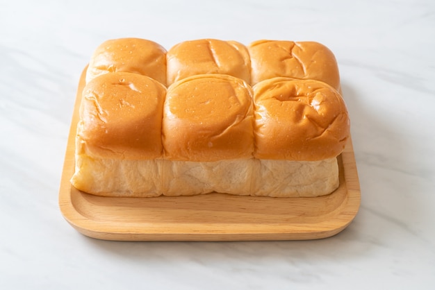 Chleb z Tajlandzkim Pandan Custard na talerzu