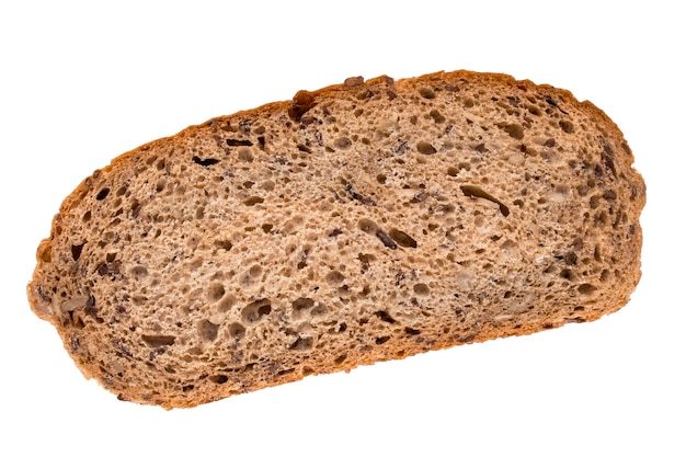 Chleb zbożowy na białym tle