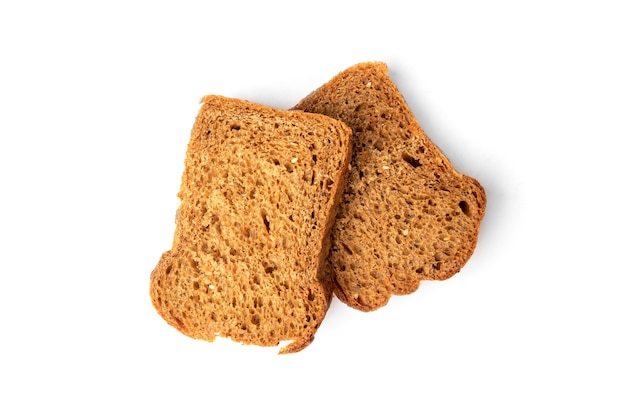Chleb żytni na białym tle.