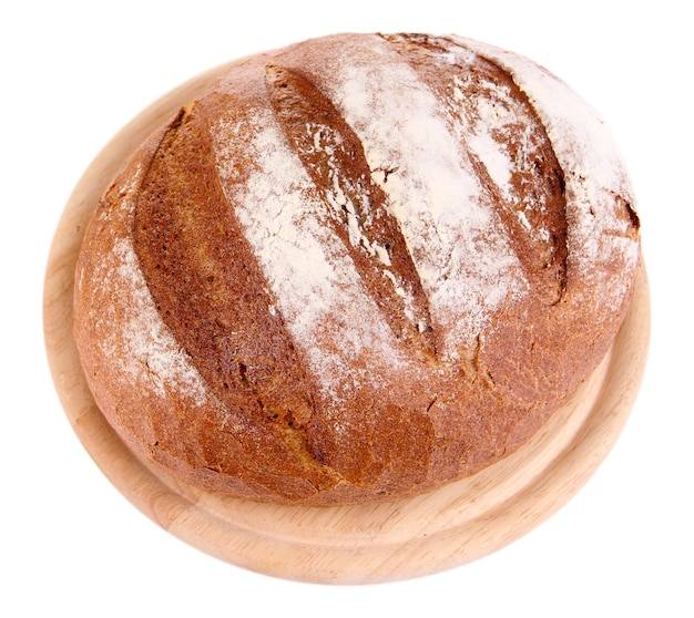 Chleb żytni na drewnianym stojaku na białym tle
