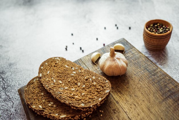 Chleb żytni z czosnkiem i przyprawami na szarym tle 2