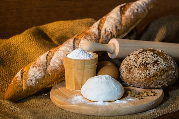 Chlebowa piekarnia organiczna na drewnianym naczyniu, karmowy pojęcie