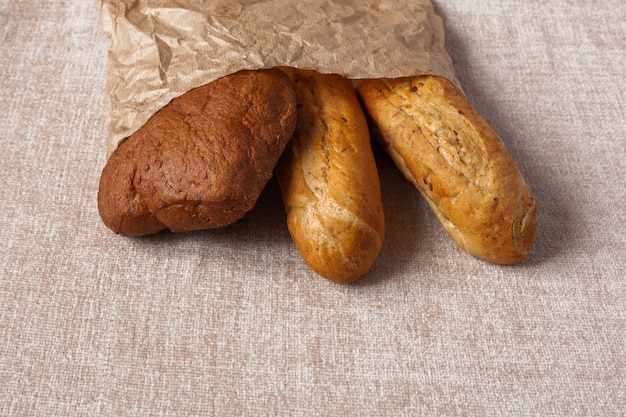 Chlebowy ciabatta pokrajać karmowego tła brown papieru płótno