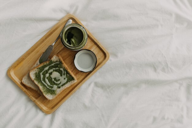 Chleby i zielonej herbaty matcha przyskrzyniają na drewnianym talerzu.