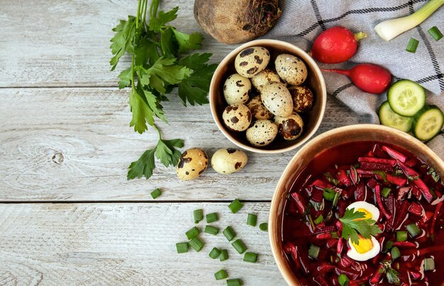 Chłodnik z buraków z warzywami Jajka Zioła Kuchnia tradycyjna Zdrowe jedzenie Jedzenie wegetariańskie