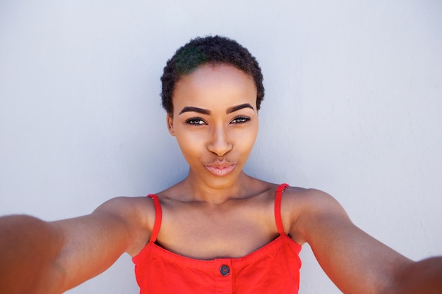 Chłodno młoda amerykanin afrykańskiego pochodzenia kobieta bierze selfie