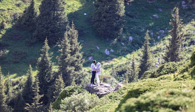 chłopak i dziewczyna przytulają się na skale