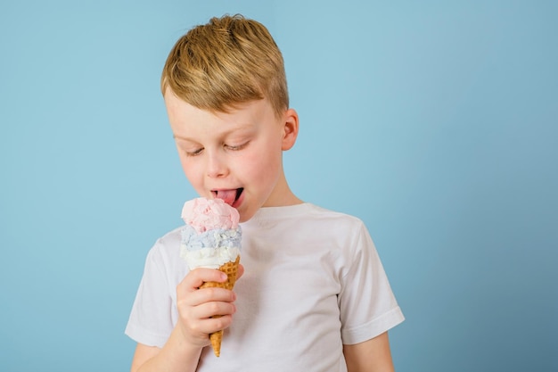 Chłopak liżący lody zamknął oczy brudna plama lodów na białych ubraniach