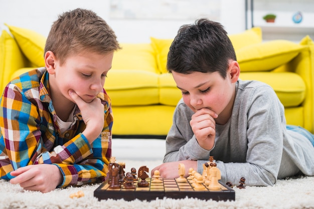 Zdjęcie chłopcy grający w szachy