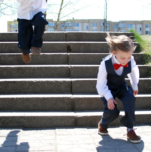 Zdjęcie chłopcy skaczący na schodach.