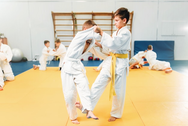 Chłopcy w walkach kimono, trening judo dla dzieci