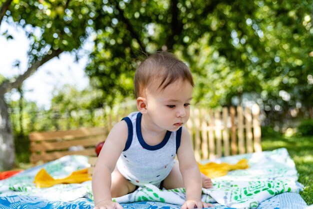 Chłopczyk w parku Mały szczęśliwy chłopiec na pikniku Dzieciństwo spędzone w przyrodzie
