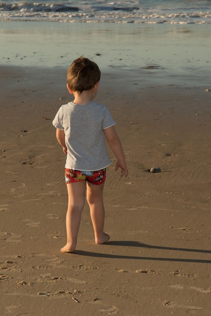Chłopiec 3 lata patrzący na ocean