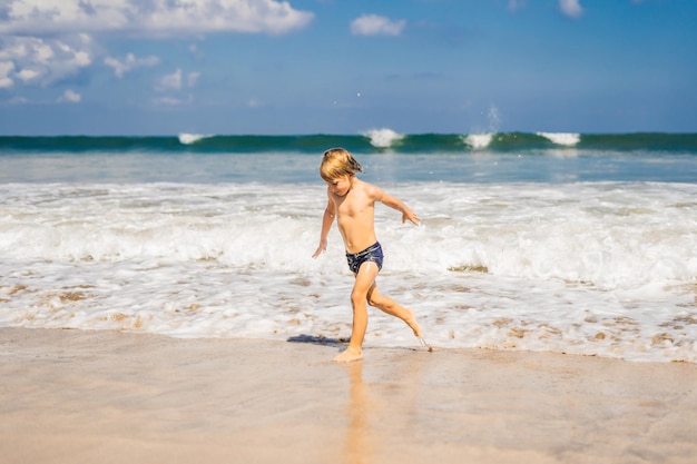 Chłopiec Bawiący Się Na Plaży W Wodzie