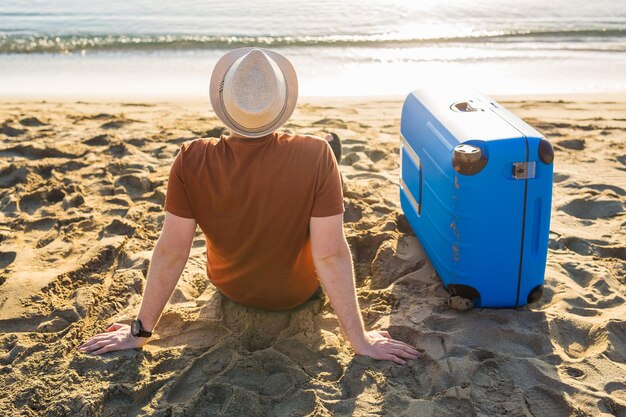 Zdjęcie chłopiec bawiący się na plaży