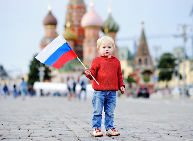 Chłopiec Cute Za Toddler Gospodarstwa Rosyjską Flagę Z Placu Czerwonego I Pochodzenia Wasilewskiego