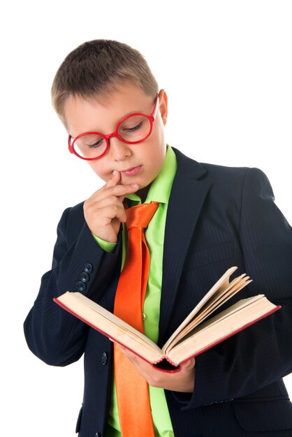 Chłopiec czytający książkę spragniony wiedzy na białym tle