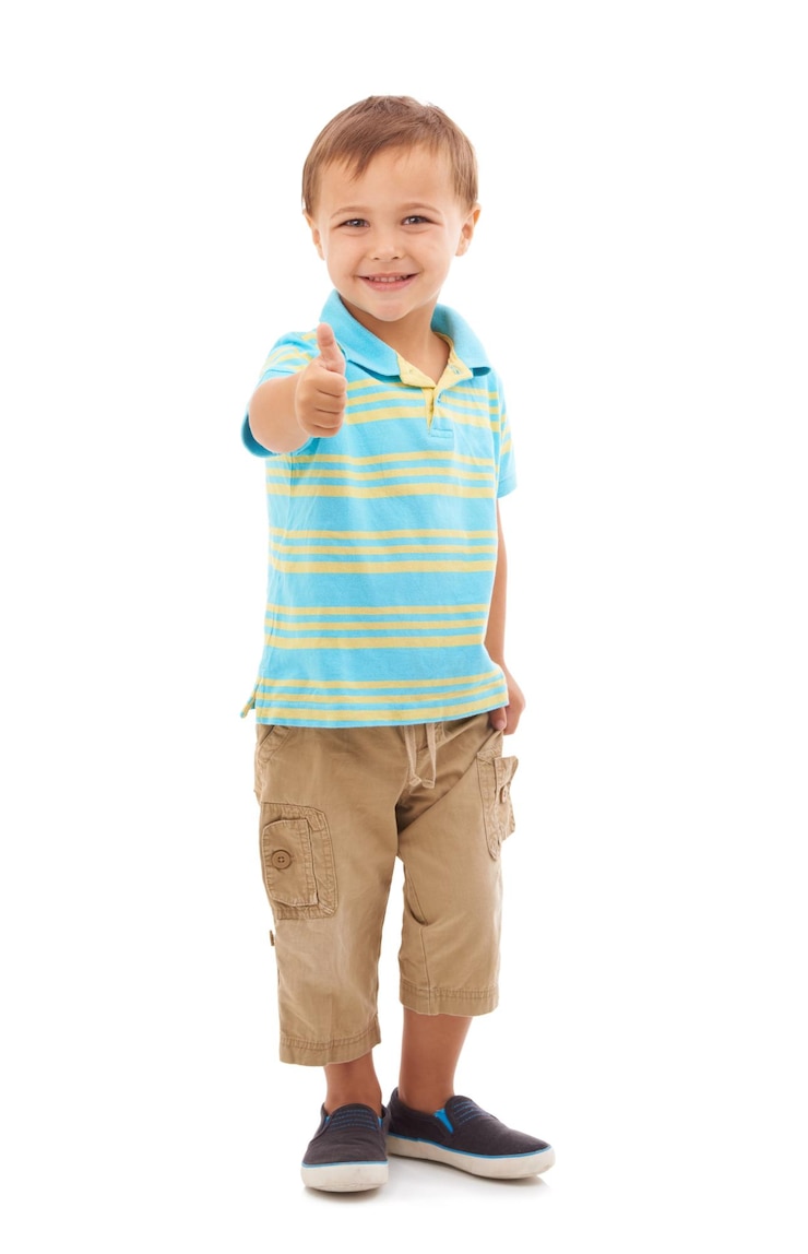 Zdjęcie chłopiec, dziecko, kciuk w górę i portret w studiu z uśmiechem, wybór i głosowanie za zgodą na białym tle, model dziecka lub osoba w modnej modzie z symbolem znaku i ikoną na "tak, dziękuję" lub "like"