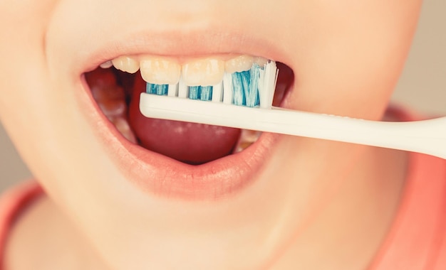 Chłopiec dziecko szczotkowanie zębów Chłopiec szczoteczka do zębów biała pasta do zębów Opieka zdrowotna higiena jamy ustnej